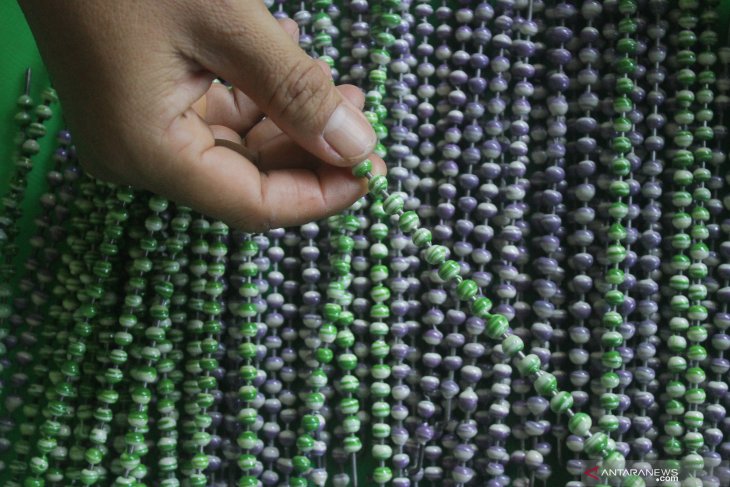 Perajin tasbih terkendala tenaga kerja