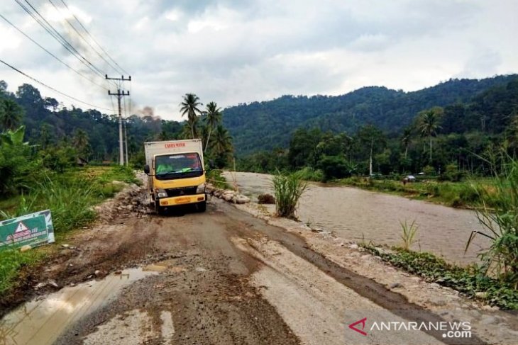 Jalan lintas Sumatera banyak yang rusak