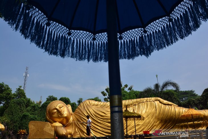 Ritual cuci patung Buddha