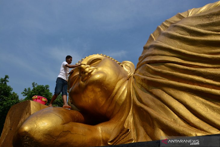 Ritual cuci patung Buddha