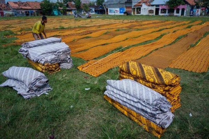 Produksi kain batik