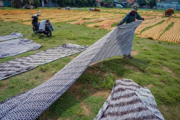 Produksi kain batik