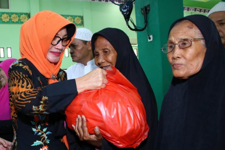 Pontianak Timur berbagi kasih bagikan 925 paket untuk dhuafa