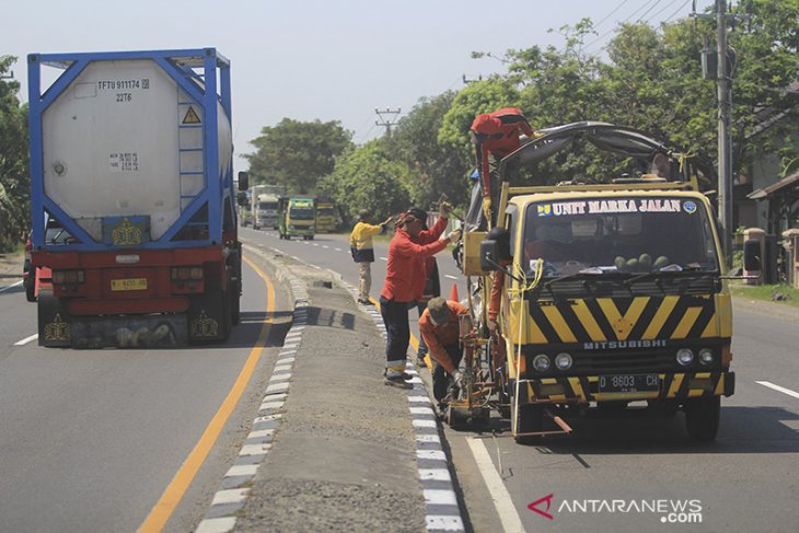 Pengecatan marka jalan 