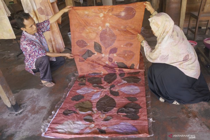 Seni kerajinan batik ecoprint