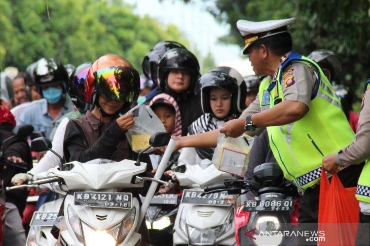 Polisi bagikan takjil ke pengendara