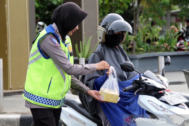 Polisi bagikan takjil ke pengendara