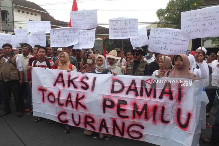 Puluhan warga Jember gelar aksi damai tolak kecurangan pemilu