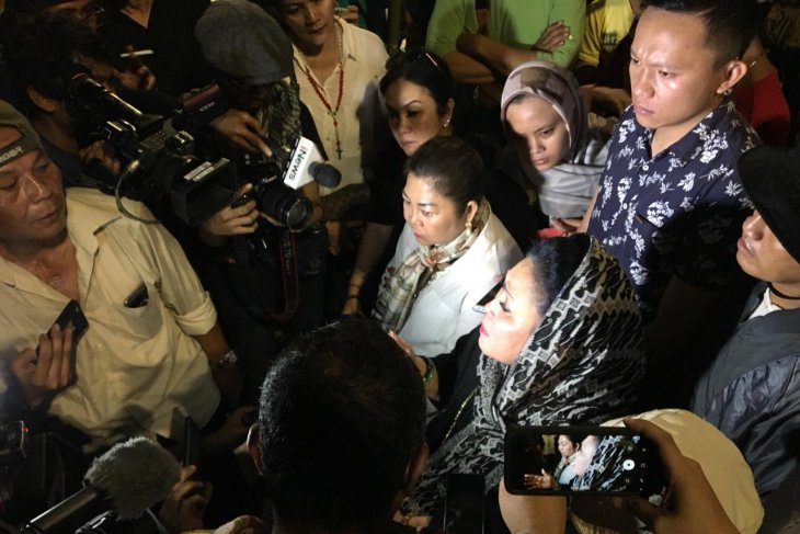 Titiek Soeharto datangi aksi di depan Gedung Bawaslu RI