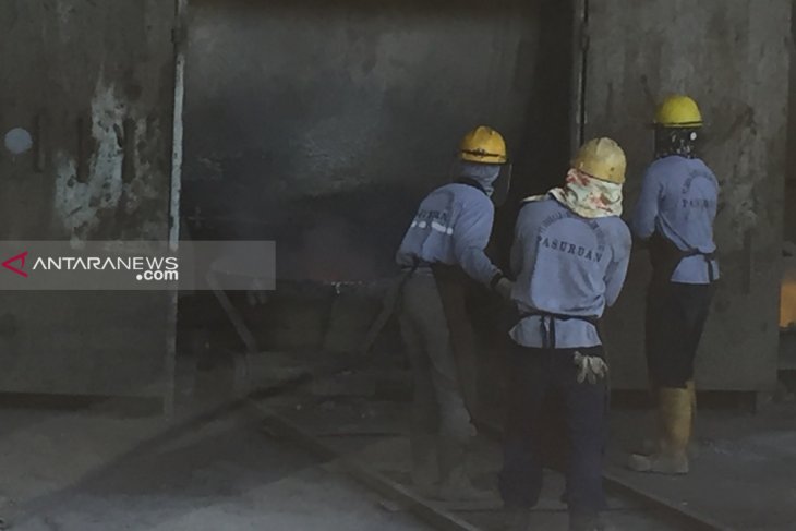 Pemerintah diminta larang praktik jual beli aki bekas kandung limbah B3