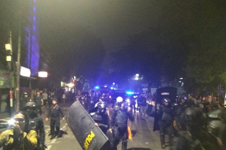 Massa masih lakukan perlawanan ke aparat di Tanah Abang