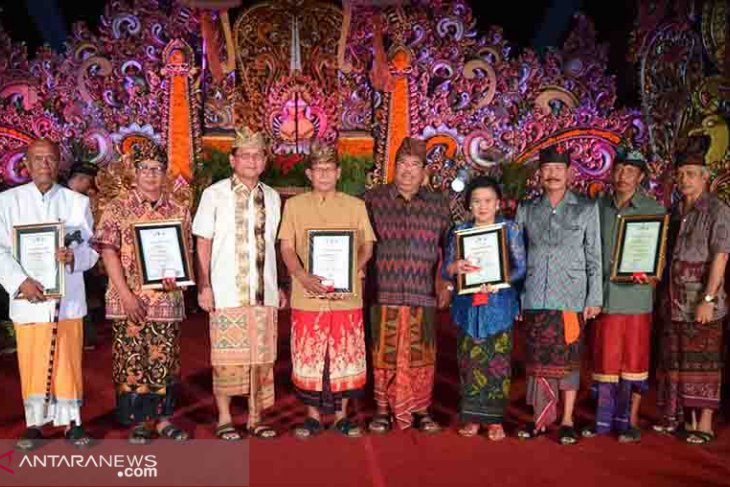 Lima budayawan dan seniman Buleleng terima