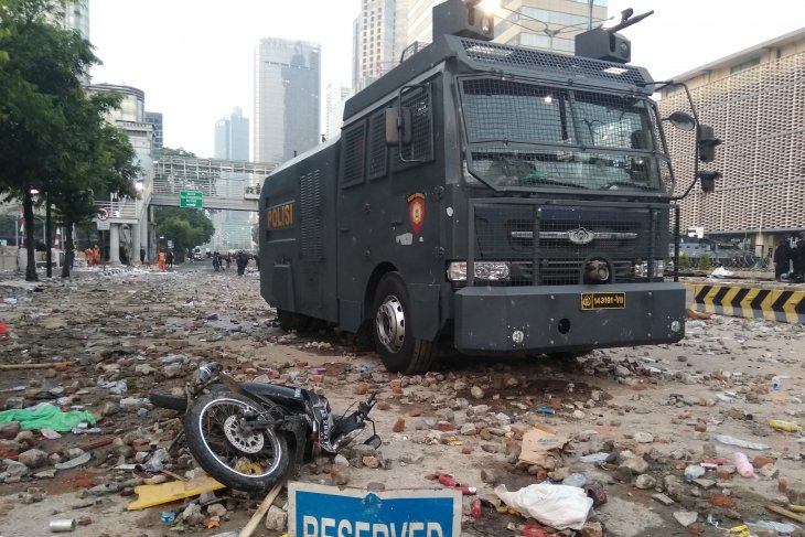 Brimob disperses rioting mob outside Bawaslu building