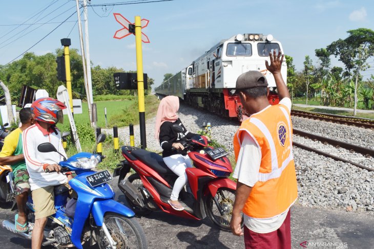 Relawan perlintasan rel kereta api