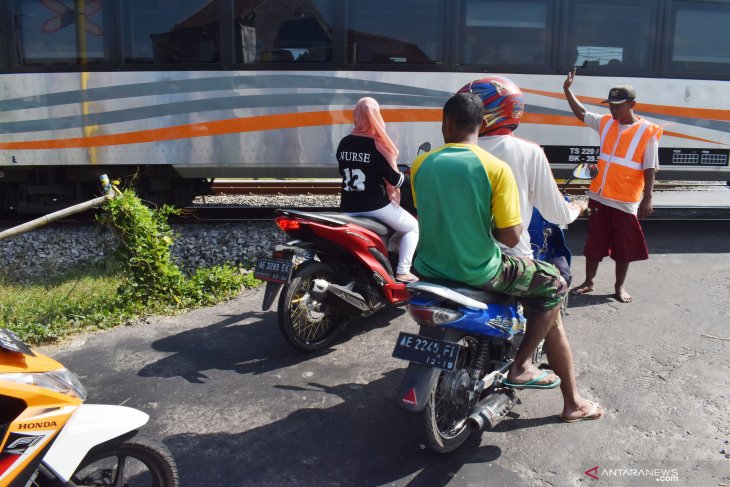 Relawan perlintasan rel kereta api