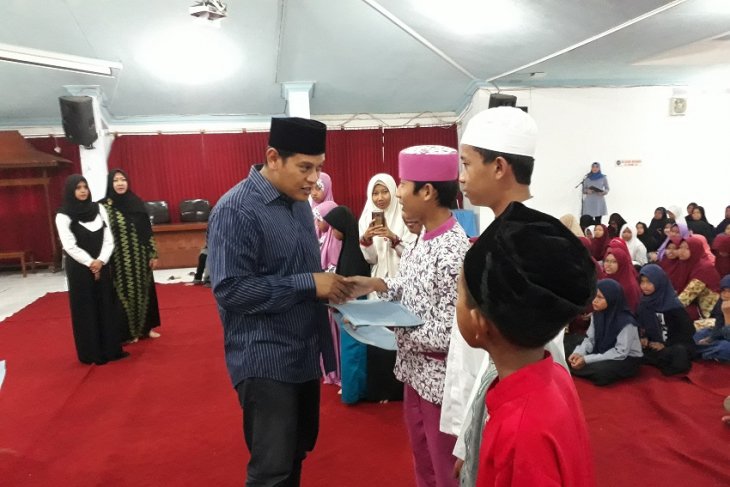 Pemberian santunan anak yatim