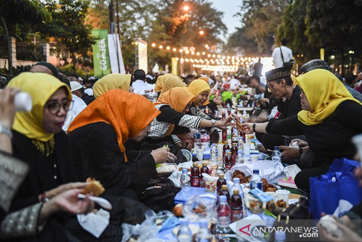 Buka puasa bersama on the street 