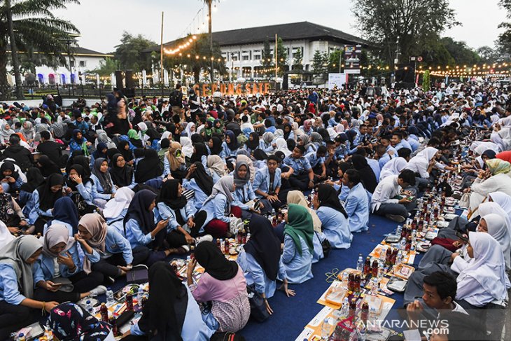 Buka puasa bersama on the street 