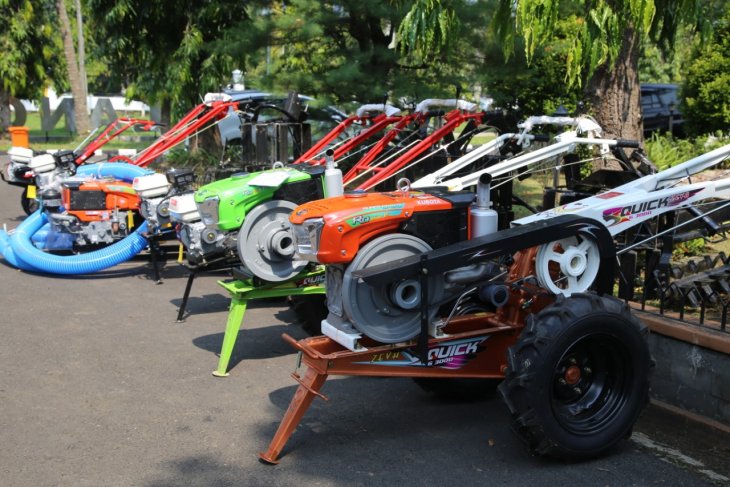 Pemkab Pandeglang bantu traktor bagi para petani