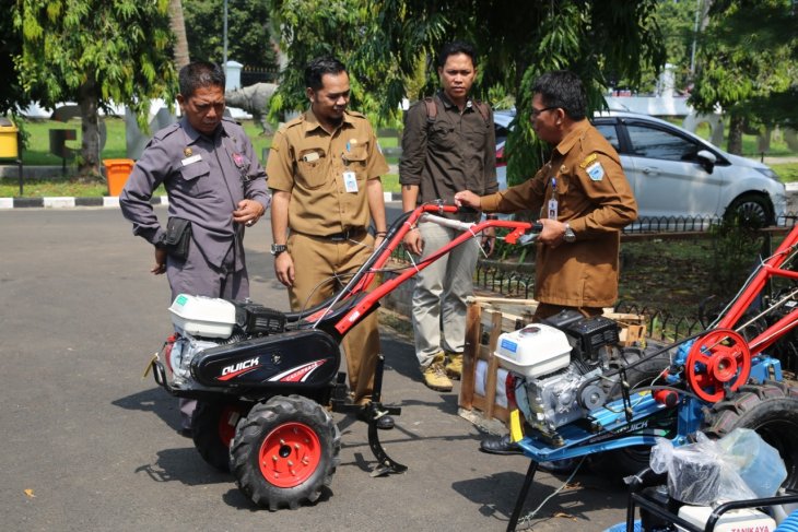 Pemkab Pandeglang bantu traktor bagi para petani