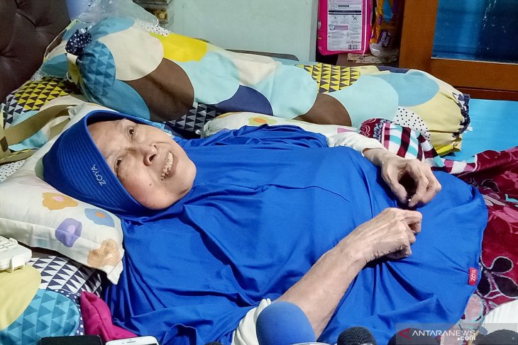 Aminah Cendrakasih tetap berpuasa meski sakit