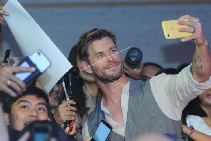 Aktor Chris Hemsworth temui penggemar di Bali