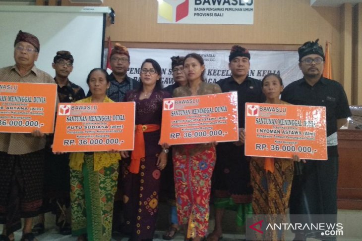 Bawaslu Bali berikan santunan untuk pengawas pemilu