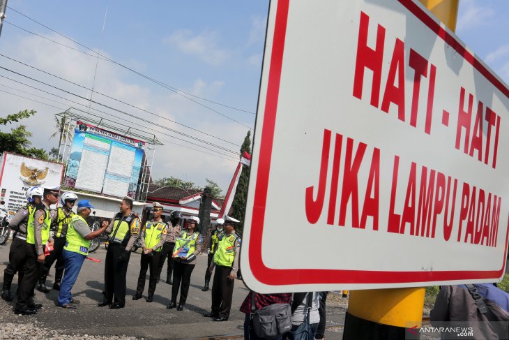 Pengamanan jalur perlintasan KA tanpa pintu