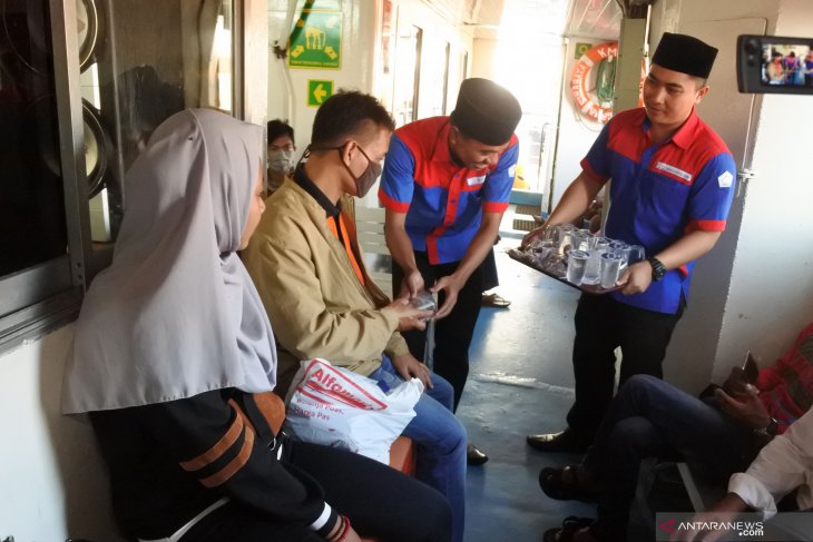 Takjil gratis untuk penumpang kapal