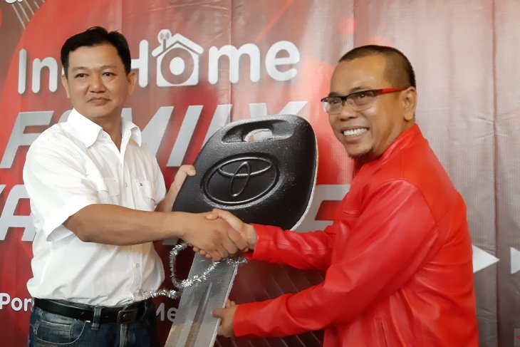 Warga Kubu Raya terima hadia utama dari Telkom Indonesia