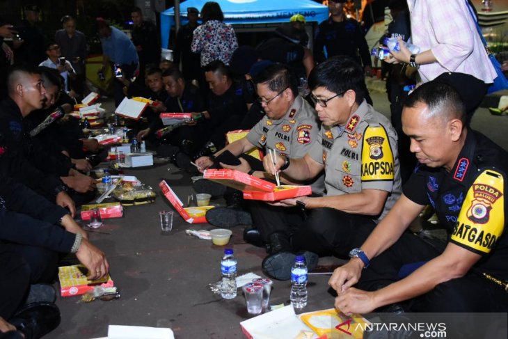 Kapolda Maluku buka puasa bersama brimob di Bundaran HI