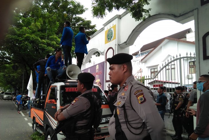 Mahasiswa desak usut dugaan kasus libatkan Bupati SBB