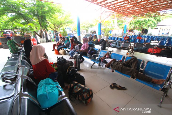 Pemudik Di Pelabuhan Tri Sakti