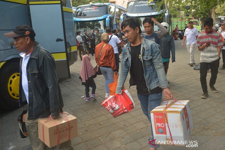 Mudik bareng pedagang martabak Bali