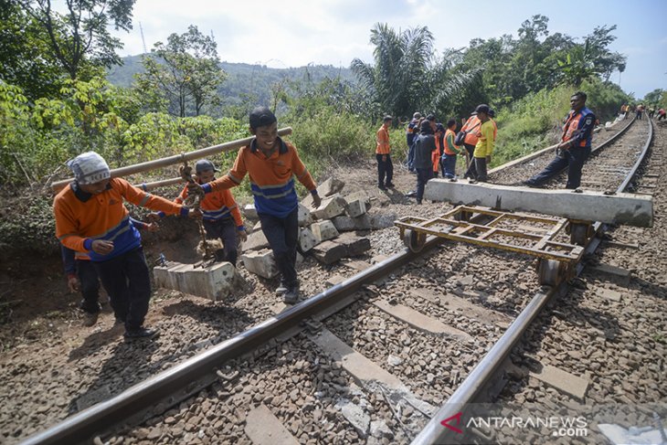 Perbaikan jalur kereta 