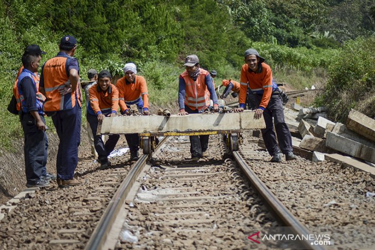 Perbaikan jalur kereta 