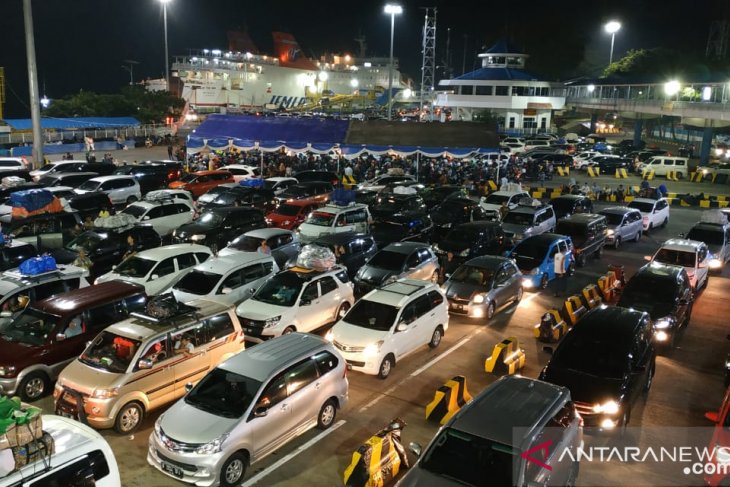 Kendaraan pribadi padati Pelabuhan Merak