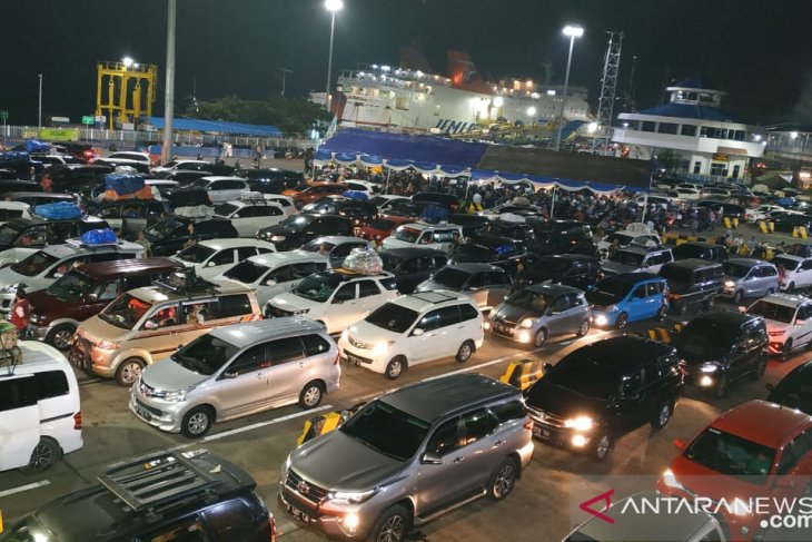 Kendaraan pribadi padati Pelabuhan Merak