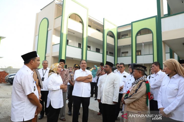 Menpar mengunjungi lokasi pembangunan wisata religi Syech Nawawi Albanatani