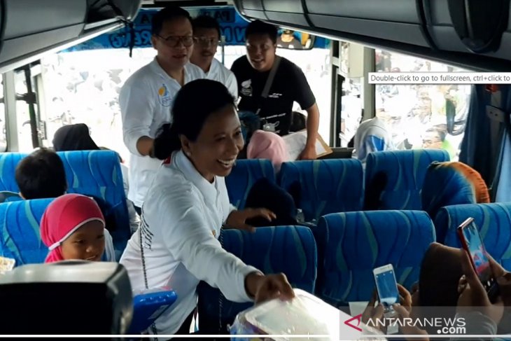 Menteri Rini berangkatkan pemudik