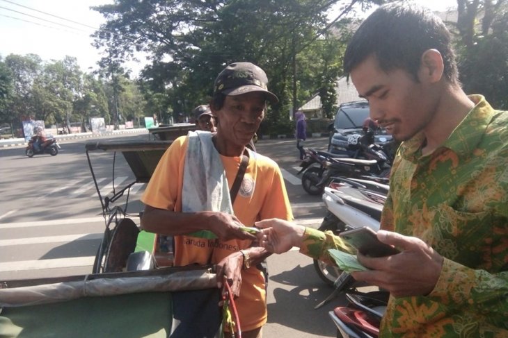 400 penarik becak dan ojek Rangkasbitung, Lebak terima zakat