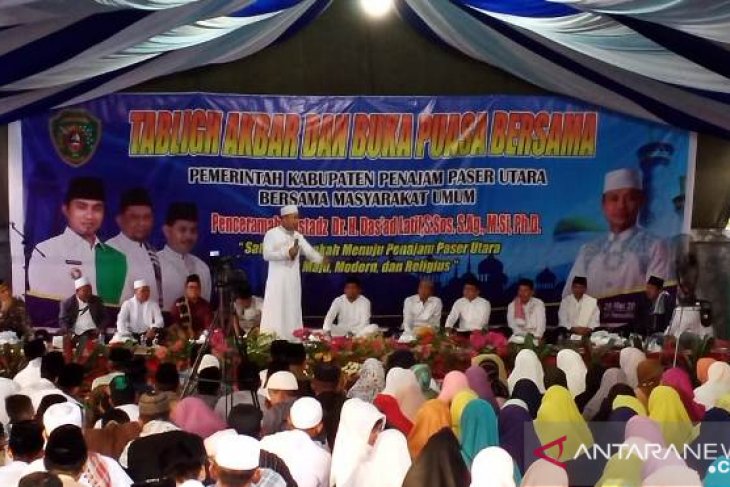 Wabup Penajam akhiri safari Ramadhan bersama dai Das'ad Latif