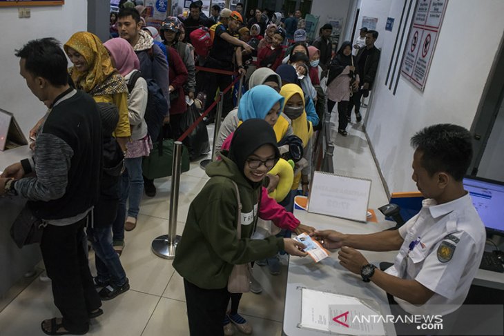 PEMUDIK PENGGUNA KERETA API