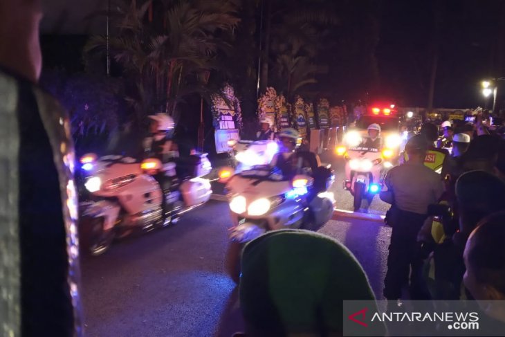 Jenazah Ani Yudhoyono tiba di Puri Cikeas pukul 23.05 WIB