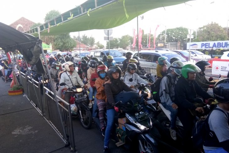 Sebagian besar pemudik Bali pilih jalan malam hari