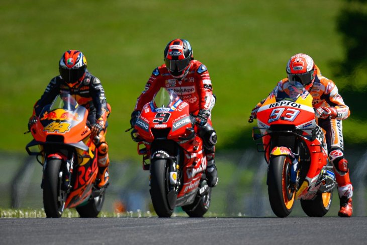 Serangan dua motor Ducati repotkan Marquez