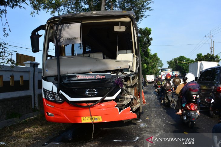 Pikap tabrak bus di Jombang