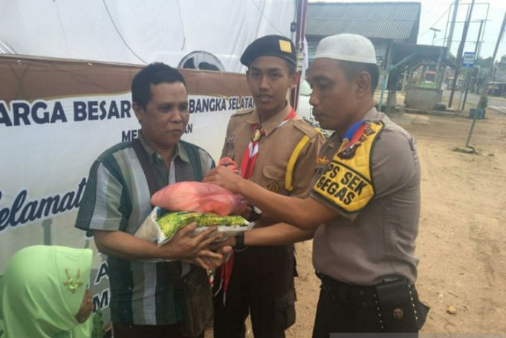 Personel Pospam Bencah berbagi kasih dengan kaum dhuafa