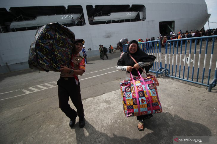 Mudik dengan kapal perang