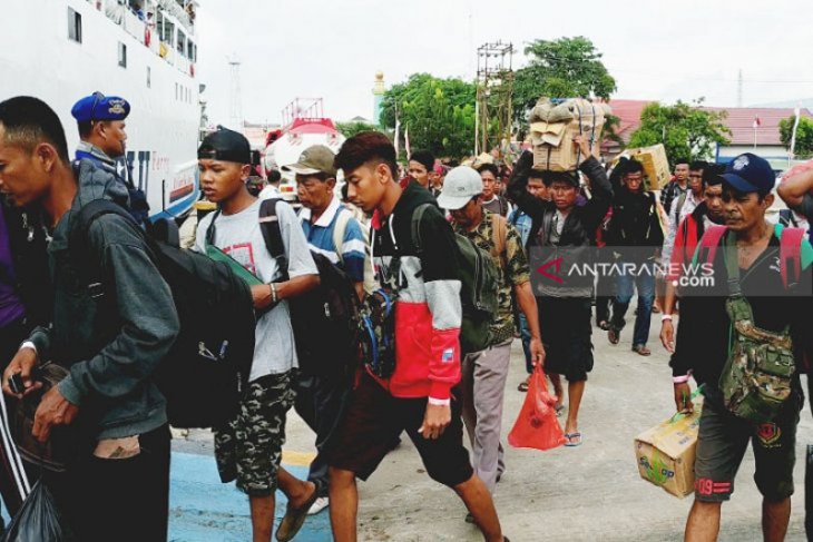 Arus mudik melalui Pelabuhan Sampit, Kalteng mencapai puncak
